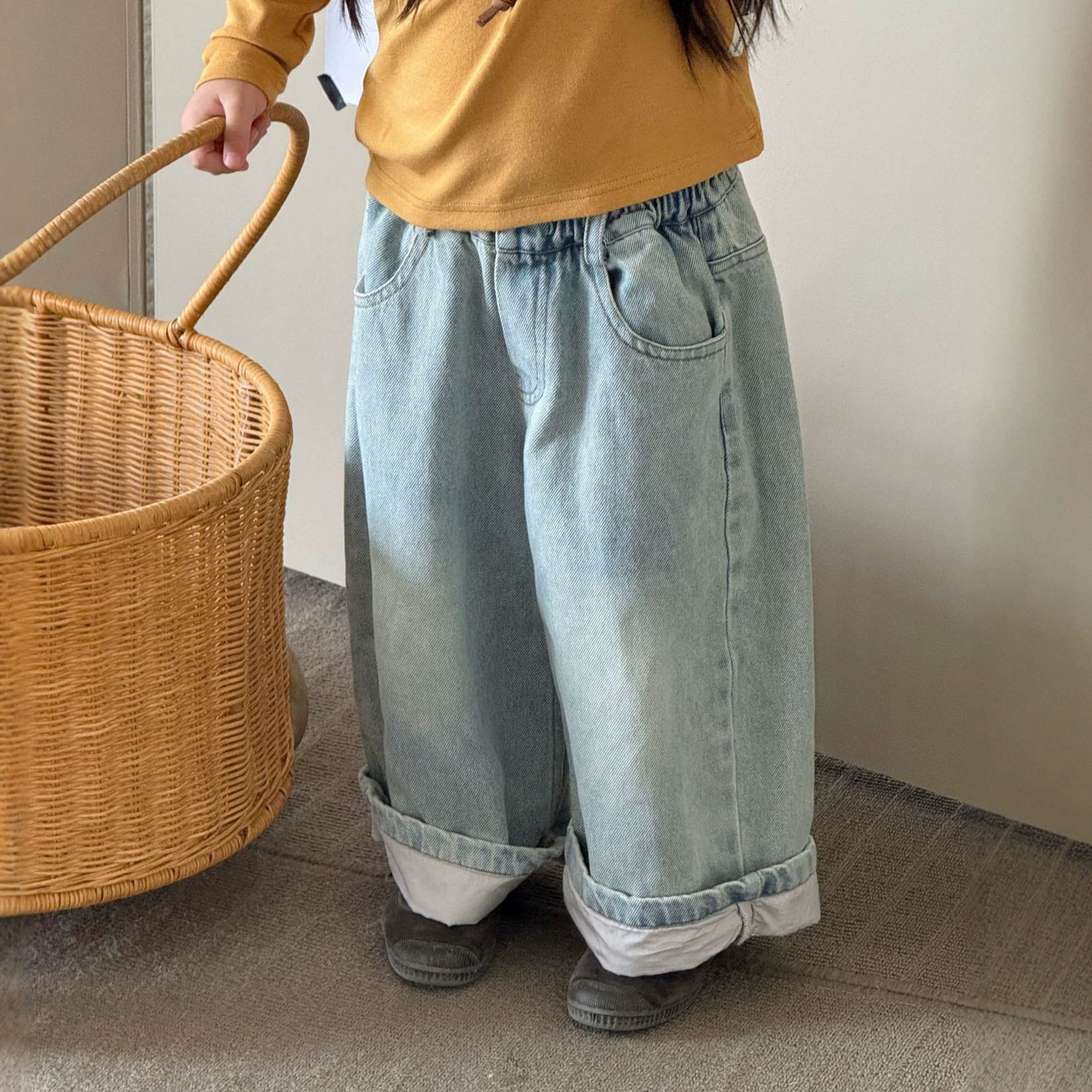 韩系儿童阔腿牛仔裤秋季松紧腰翻边直筒长裤男女童宽松砂洗软牛仔