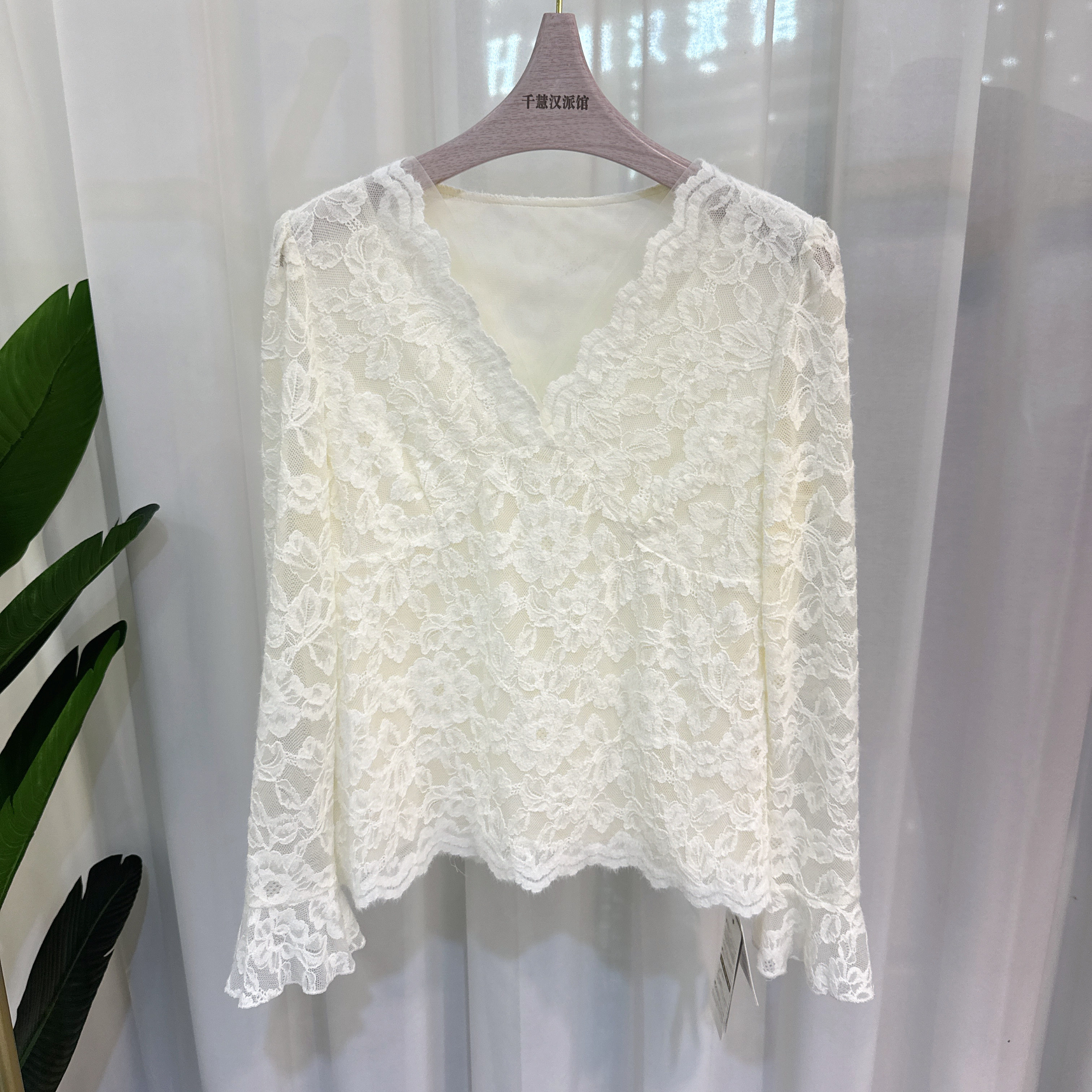 26C050时尚衬衫女气质小衫蕾丝V领长袖上衣2026春季专柜同款