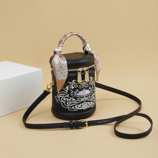 真皮质感民族风刺绣花朵水桶包2025新款手提圆筒包百搭单肩斜挎包