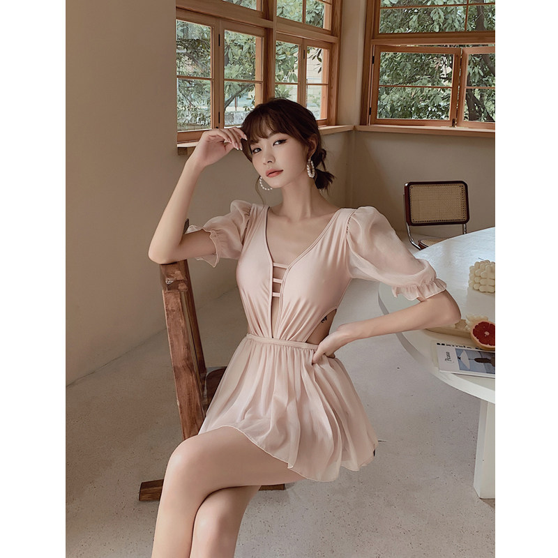 金珠泳衣女夏2023新款纯欲风气质连体裙式显瘦遮肚小胸保守游泳衣