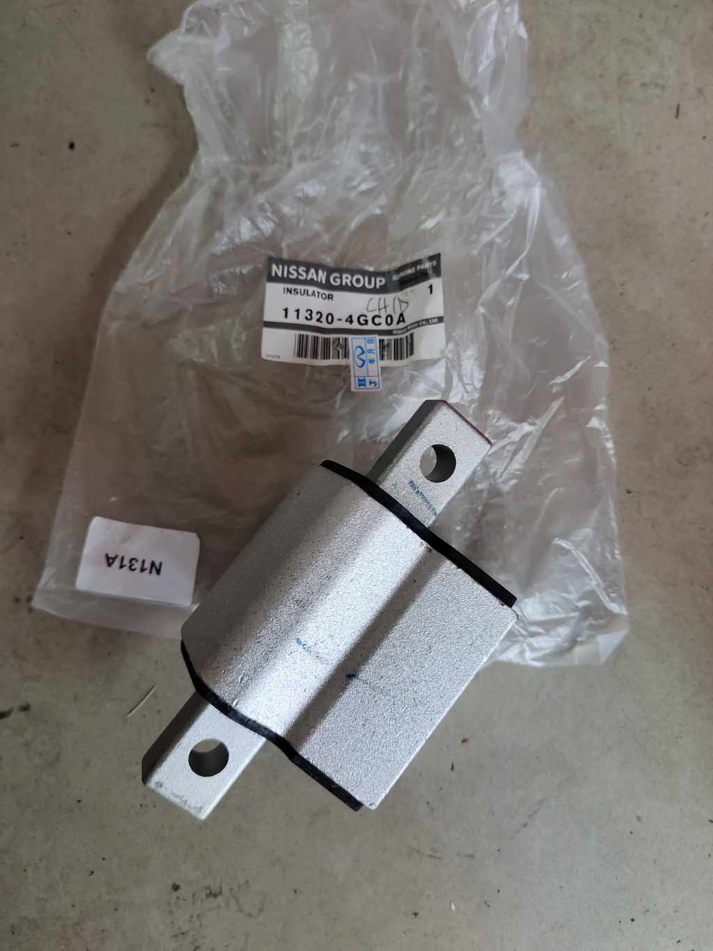 适用于英菲尼迪Q50Q50L变速箱鸡爪胶变速箱支架