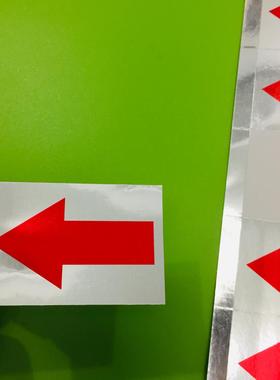 高档亮银色底红色箭头标贴红箭头指示贴 指向标4x6CM(240个/30元)