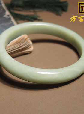 惊呆方言和田玉精品佩戴级新疆玉龙河产沙枣青籽料卡56mm手镯h0