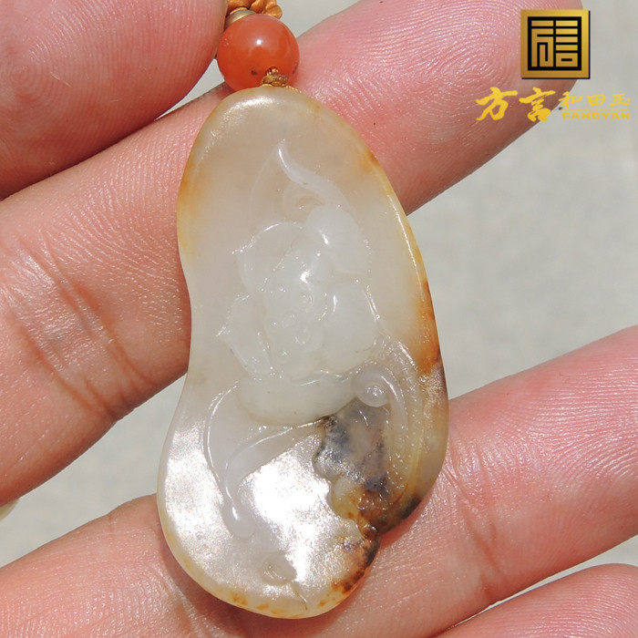 方言精品大漏仵楚英枣红洒金皮羊脂玉巧雕籽料牌子富贵牡丹吊坠F