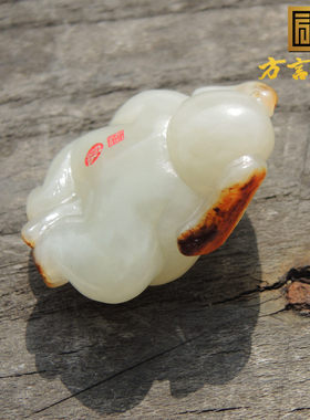 原2万元现4200元收藏级珍稀俏色名品无结构红皮独颗籽料狗吊坠子R