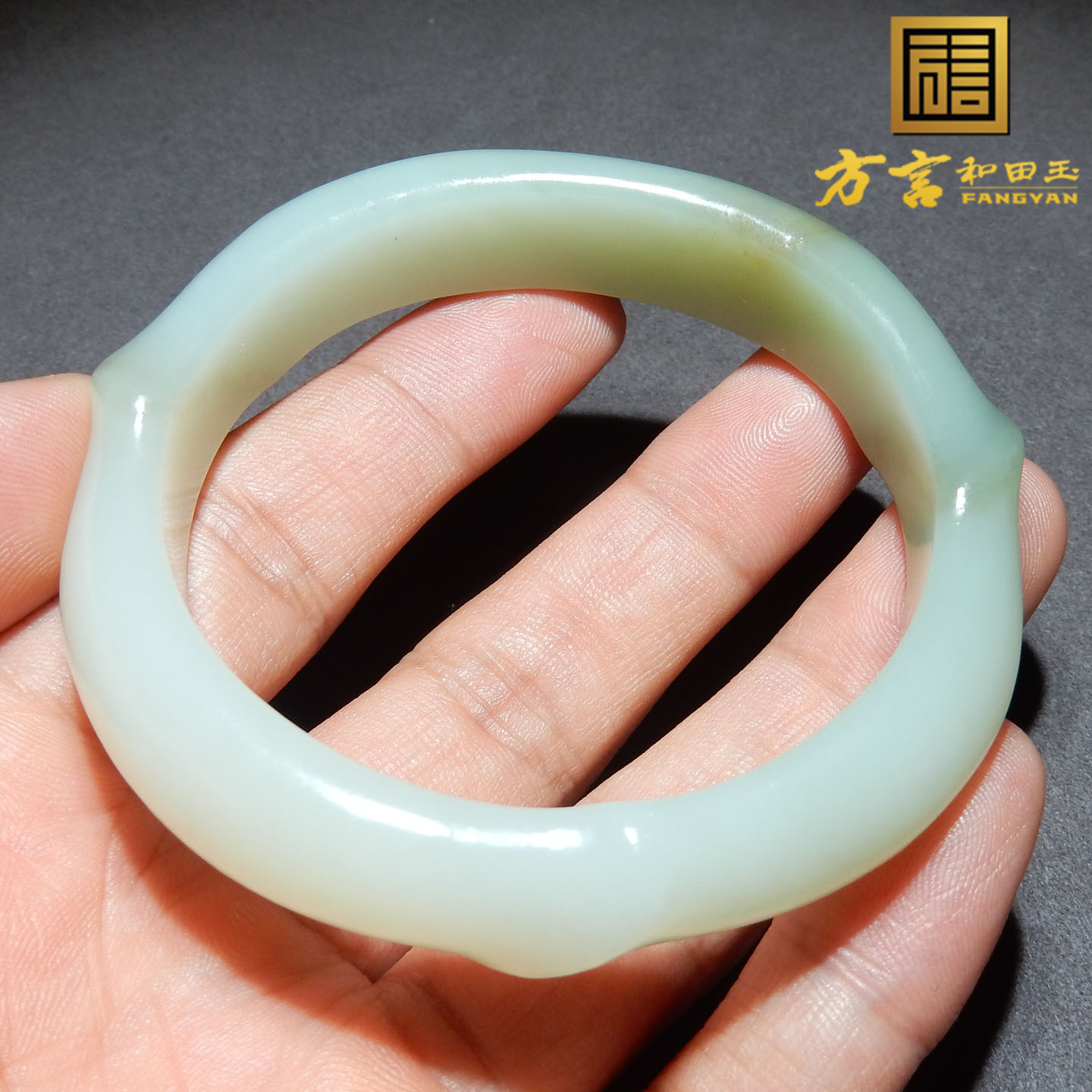 震惊方言和田玉新疆老熟细腻白玉籽料带翠55mm特色异型女士手镯w1