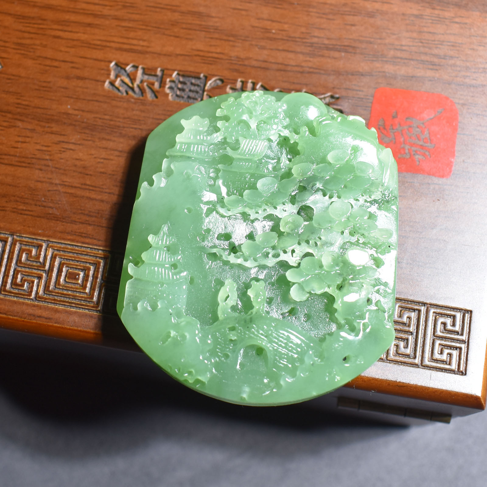 放巨漏方言品牌和田玉珍品俄罗斯果绿碧玉财神山水牌子吊坠挂件R1