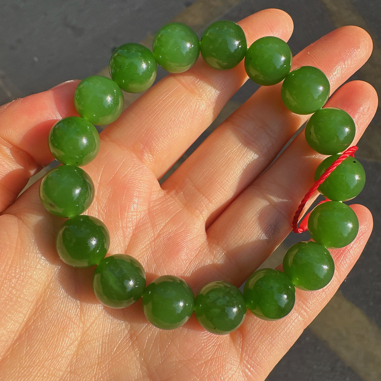 惊呆了方言精品和田玉特色俄罗斯老坑料辣阳绿碧玉12mm圆珠手串O