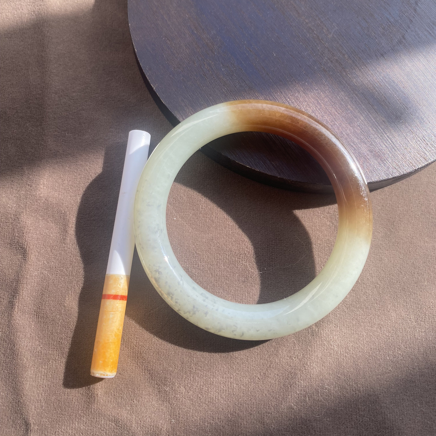 震惊了方言和田玉新疆且末料糖白玉带点墨青花内径57mm精美手镯A2