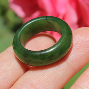 仅108元 大漏方言和田玉俄料红皮油润菠菜绿碧玉17.5mm轻奢戒指A6