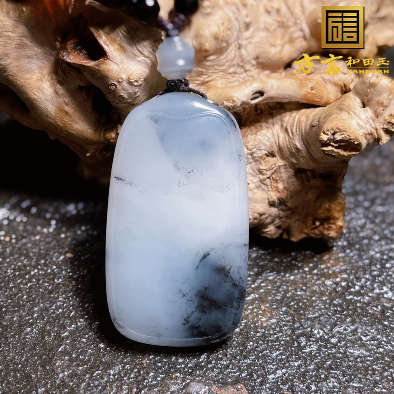 震惊方言品牌和田玉精品珍品级新疆细腻青花籽料无事牌吊坠挂件w1