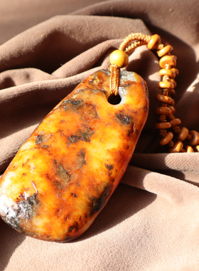 白玉籽料红金皮油润原石把玩件