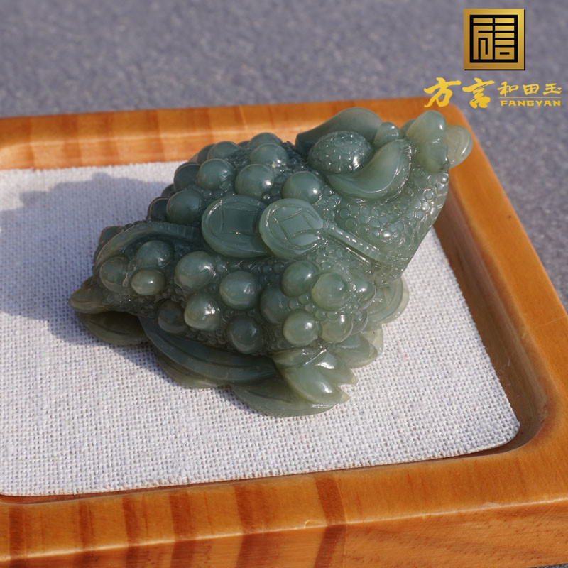爆亏了方言品牌和田玉精品收藏级新疆且末蓝飘糖三足金蝉摆件X3