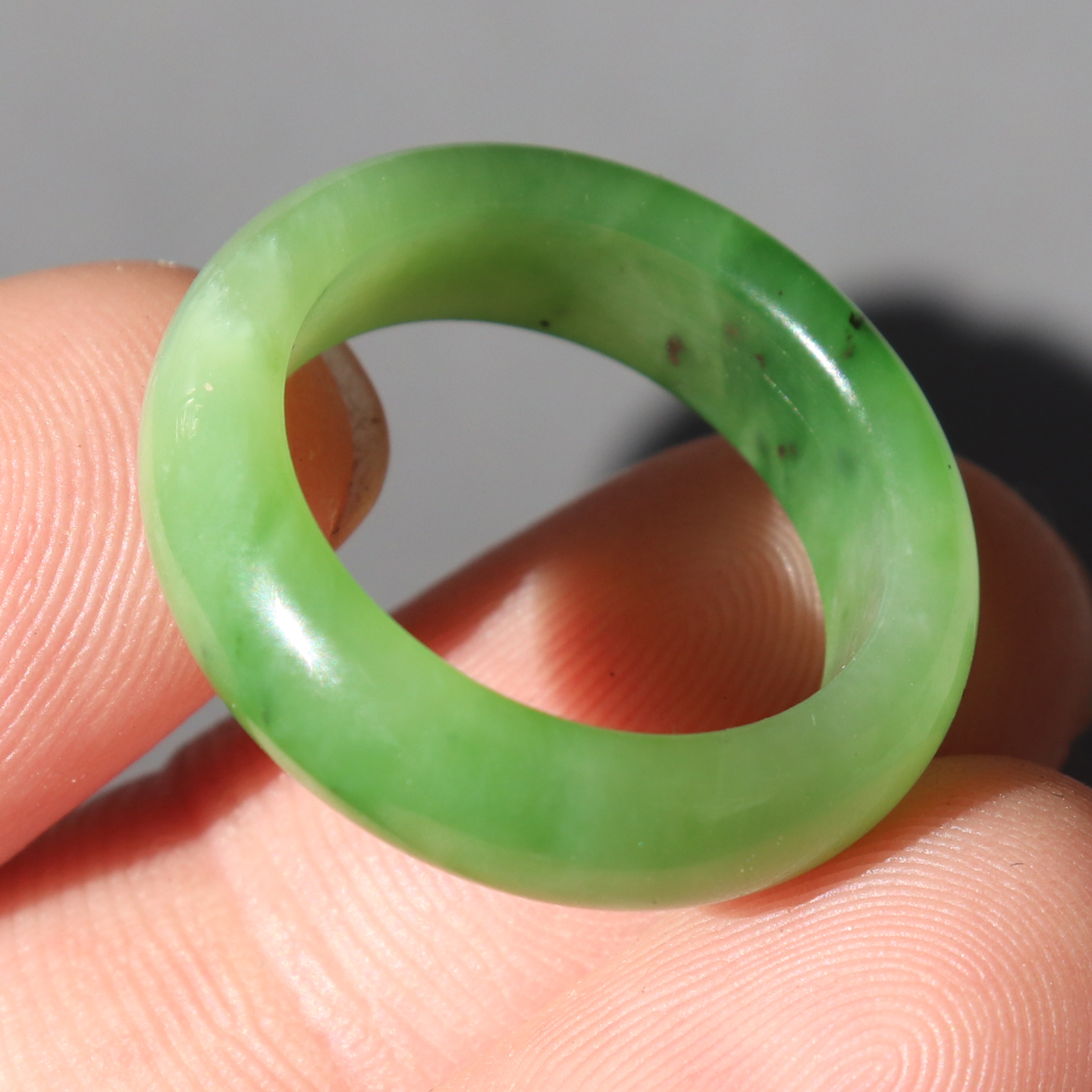 惊呆方言和田玉俄罗斯老坑料苹果绿碧玉圈口18mm百搭戒指戒圈A8