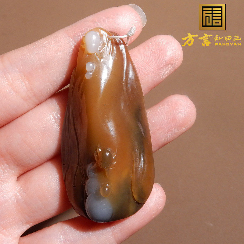 青花籽白玉三彩俏雕富甲天下吊坠