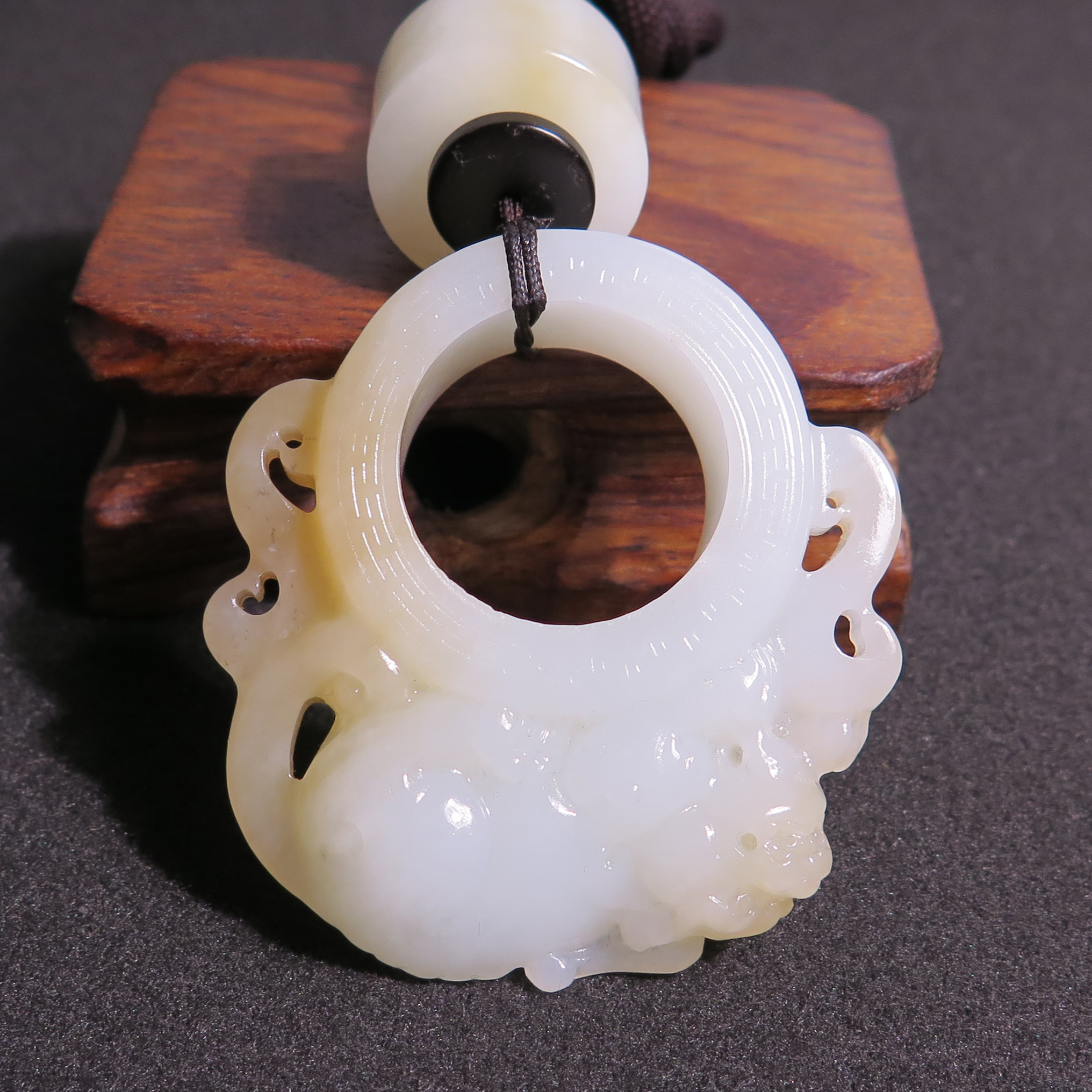 重磅级方言和田玉佩戴级新疆特色羊脂白玉带糖精雕貔貅扳指吊坠X7