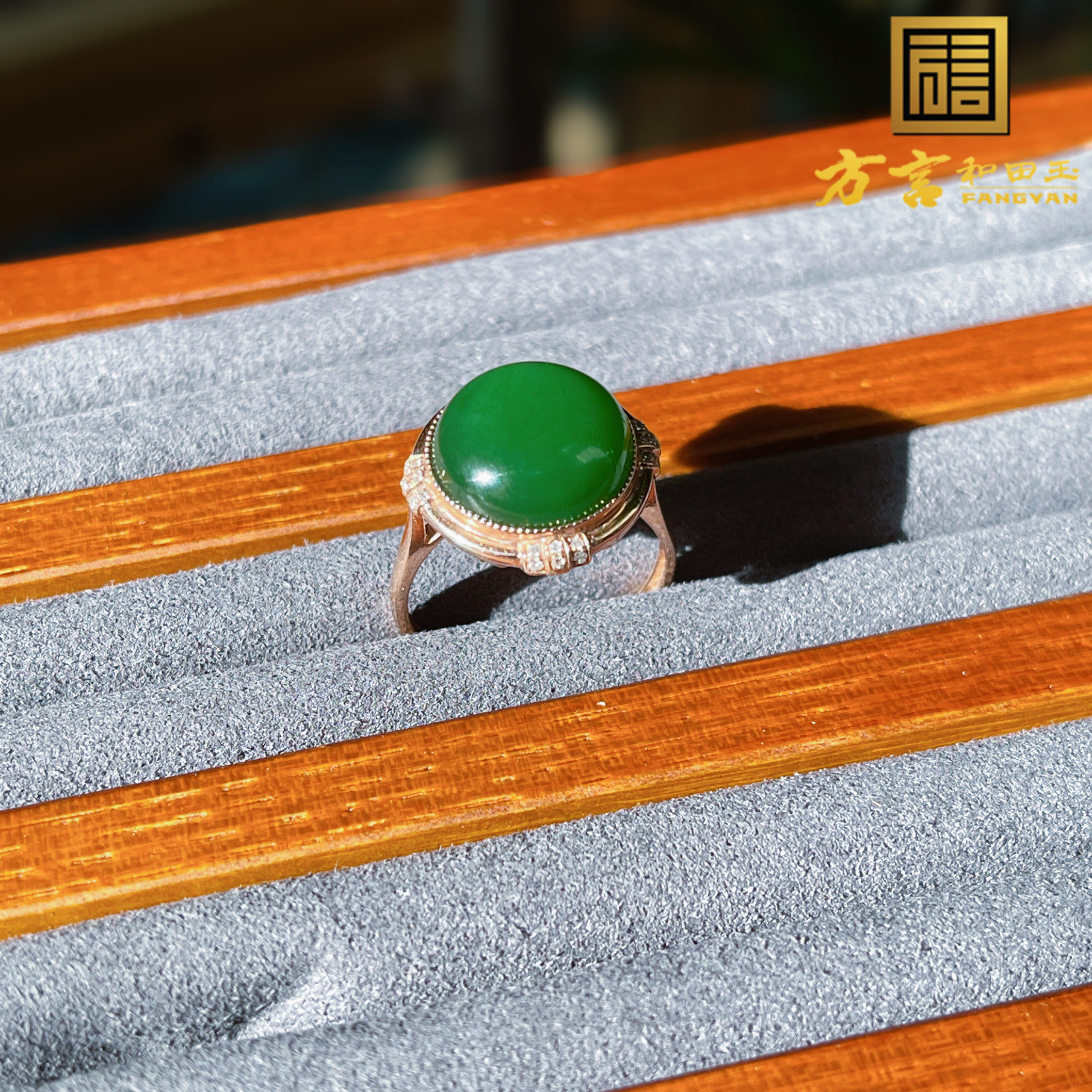 放漏方言精品和田玉俄罗斯特色老坑料细腻碧玉菠菜绿金镶玉戒指w3