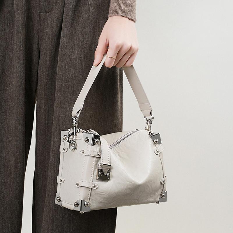 新款头层牛皮铆钉斜挎包