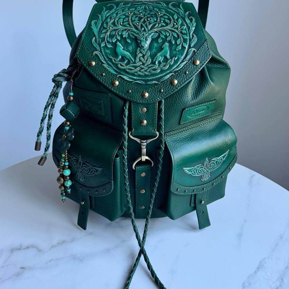 乌克兰代购Backpack㊣ 手作绿色皮革编织雕刻长颈鹿旅行双肩背包
