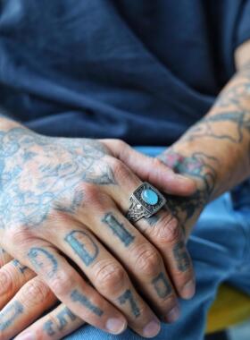 海蓝宝石镶嵌纯银雕花男士戒指