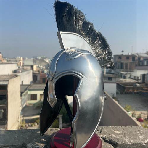 银色钢制cosplay拍摄盔缨头盔