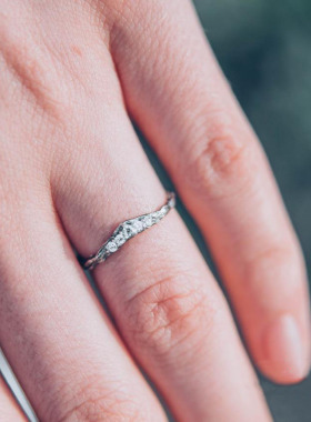 女士纯银镶嵌小宝石树皮V形戒指