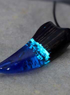 乌克兰代购Glow◇手作复古蓝色树脂箭头三角木制熊爪发光夜光项链