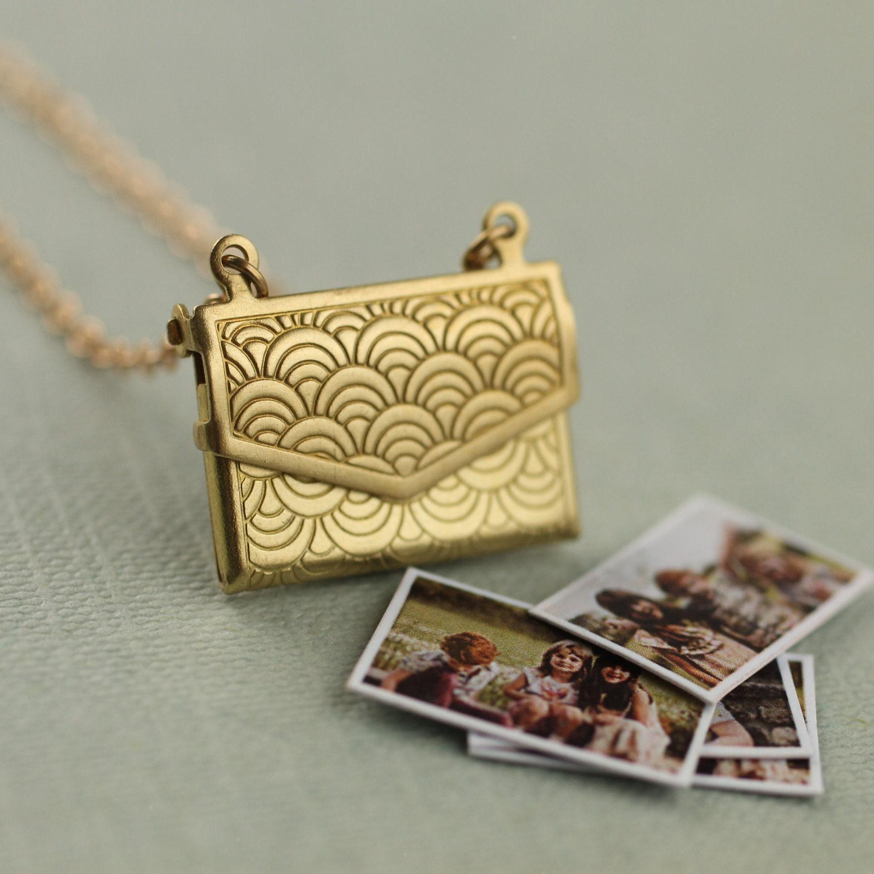 英国代购Necklace㊣ 手作简约雕刻个性化金色信封式照片盒子项链