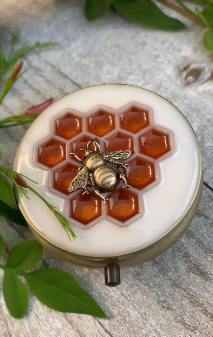 美国代购Locket㊣ 手作维多利亚风格蜜蜂装饰精致小巧照片药盒