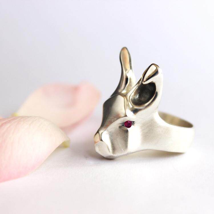 以色列代购Rabbit㊣ 手作华丽七月诞生石红宝石眼睛抽象兔子戒指