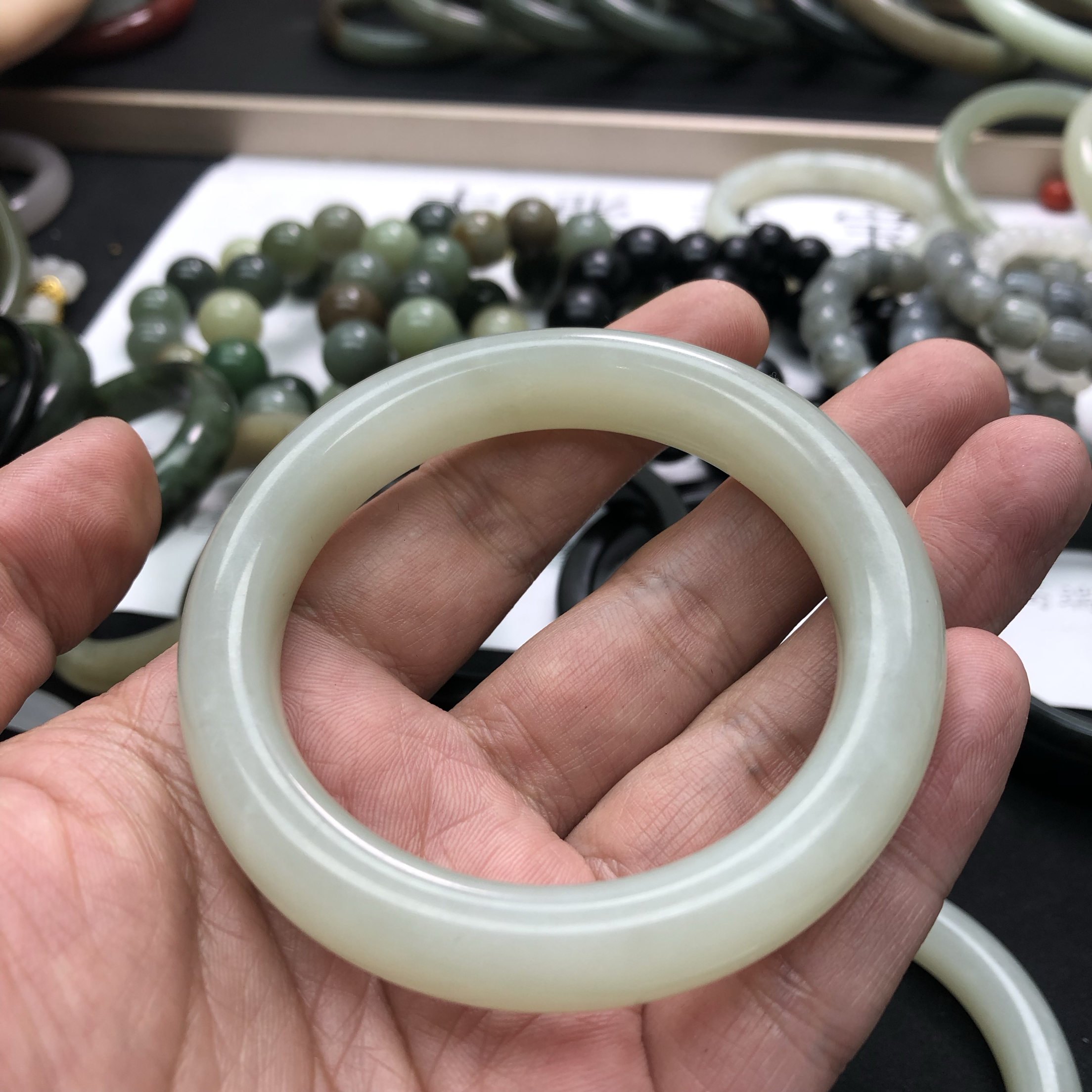 57圈口和田玉青海料高冰有棉正版福镯子，有结构棉