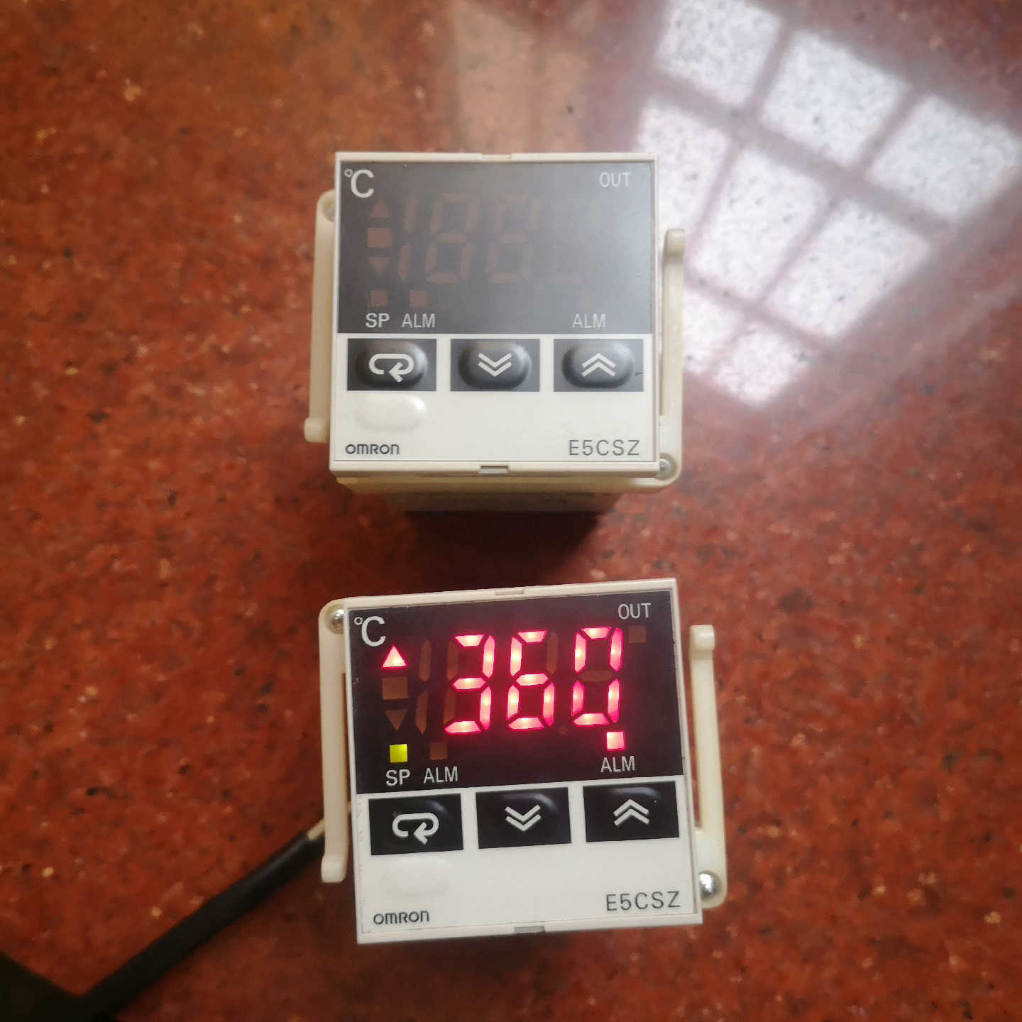 议价温控器，型号E5CSZ-R1T  ,成色如图