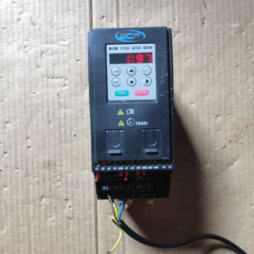 议价奕创飞变频器  型号分别是ECF80-2R2G1（1台）EC