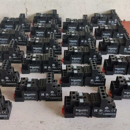 议价继电器底座：RXZE2M114。成色如图，功能