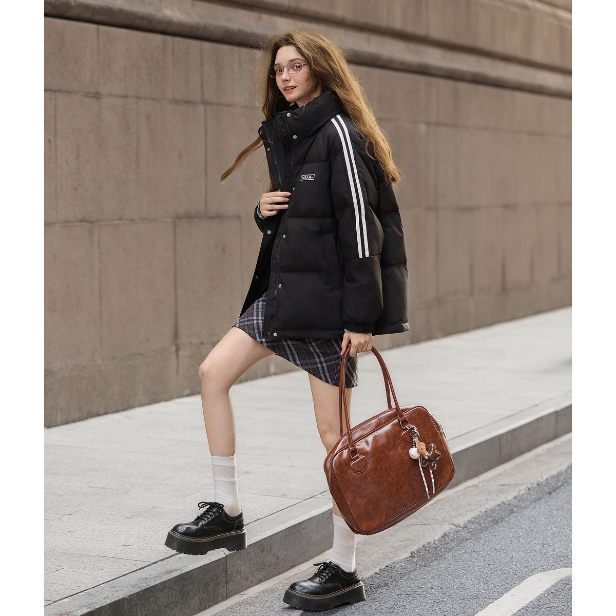 唐狮2026冬季短款羽绒服女士撞色加厚保暖防寒运动风羽绒外套黑色,女装/女士精品,羽绒服,淘宝优惠券,粉丝福利购,淘宝优惠卷