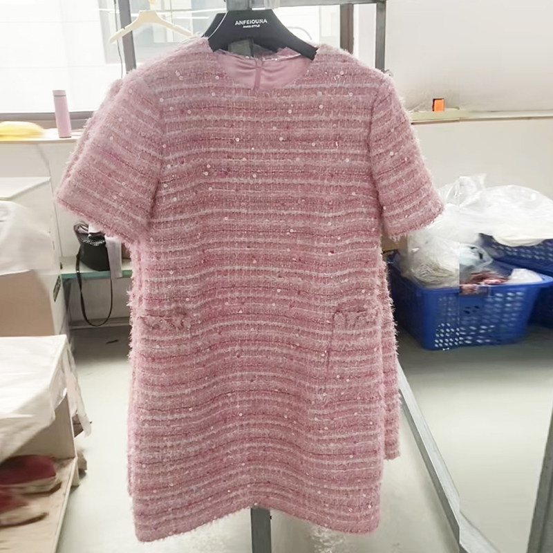 2025年夏季新款高级感重工编织彩亮片粉色连衣裙女轻奢名媛风裙子