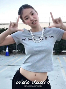jennie同款灰色正肩短袖T恤女春夏小狗印花珍珠项链修身辣妹上衣