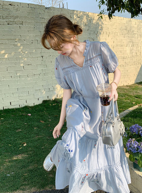 韩系蓝色碎花刺绣连衣裙女夏季新款法式温柔风天丝中长款荷叶边裙