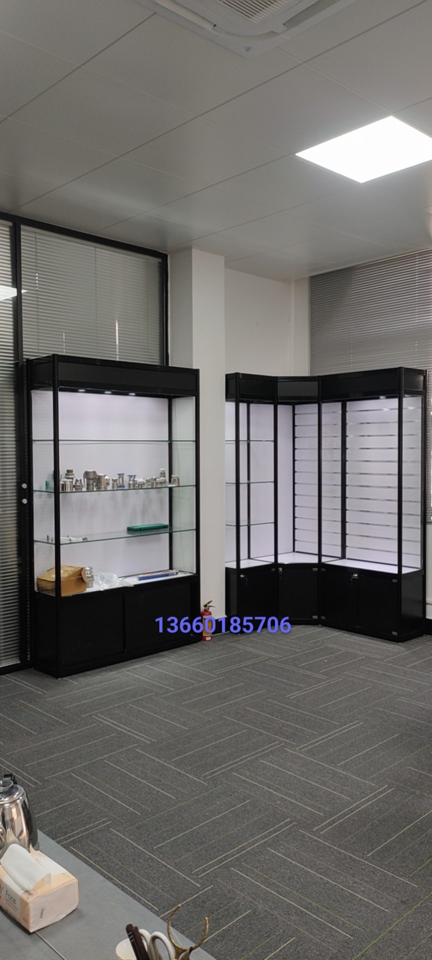 会议室展示柜 样品间玻璃展示柜 各种颜色槽板 数码电脑展示柜