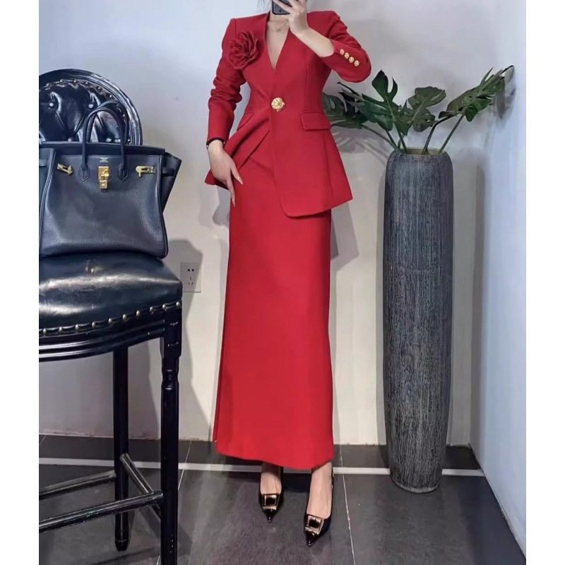 高级职业装2024新春秋红色收腰金扣花朵西服高腰半身裙西装套装