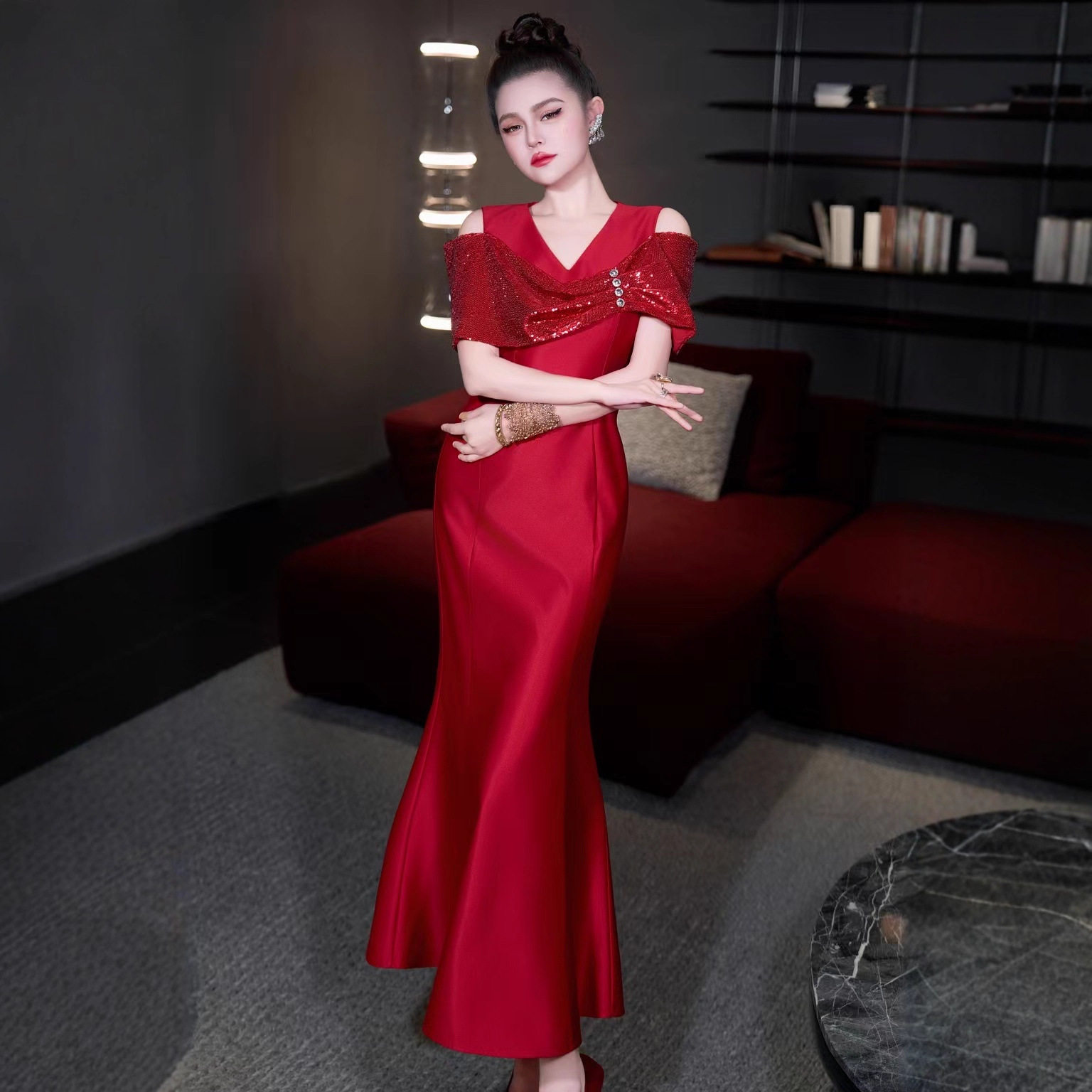 高端时尚晚宴风红色亮片连衣裙女V领露肩修身鱼尾连衣裙贵气礼服