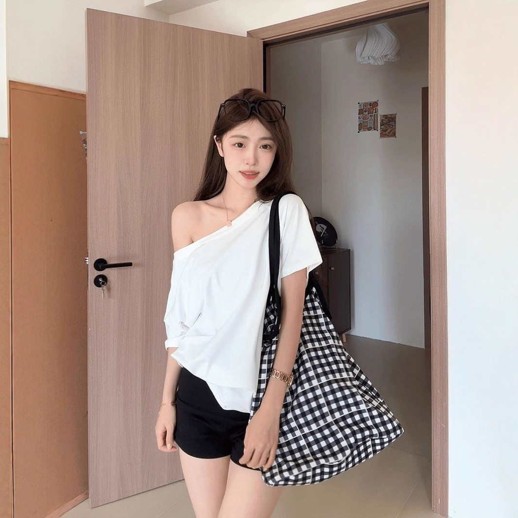 2026新款纯欲斜领露肩短袖T恤女夏宽松遮肉显瘦甜辣妹设计感上衣