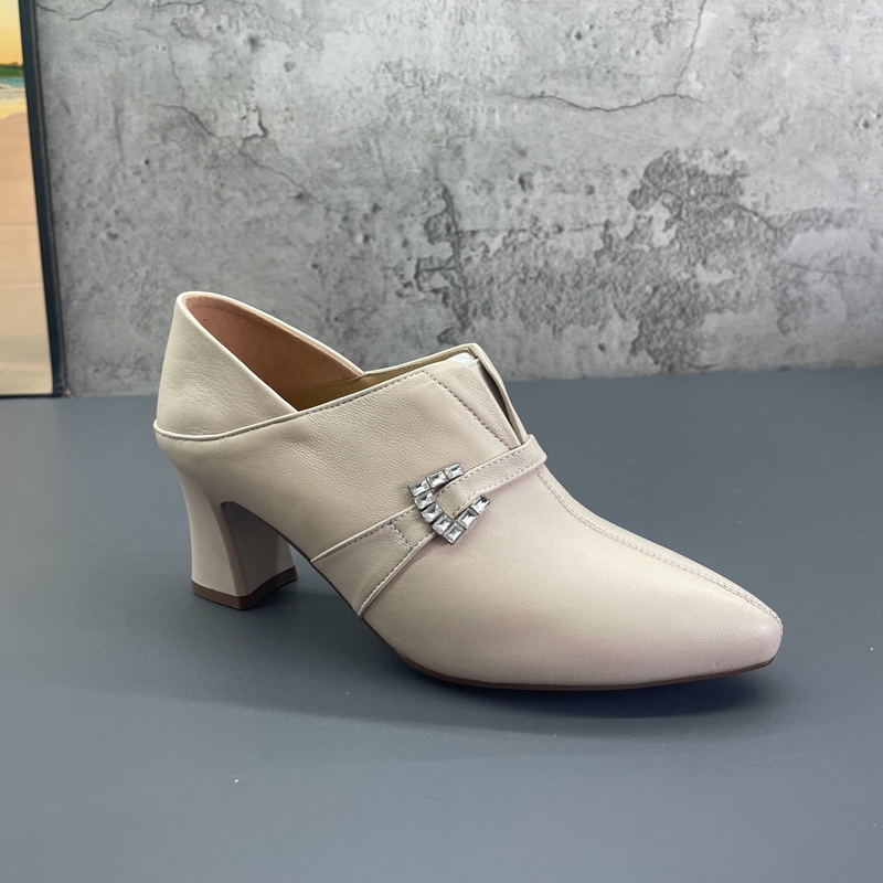 2025秋季新款撤柜断码真皮粗跟尖头深口高跟时尚百搭牛皮女单鞋