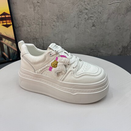 7厘米增高真皮超轻软底小白鞋女2026新款小个子厚底松糕休闲鞋女