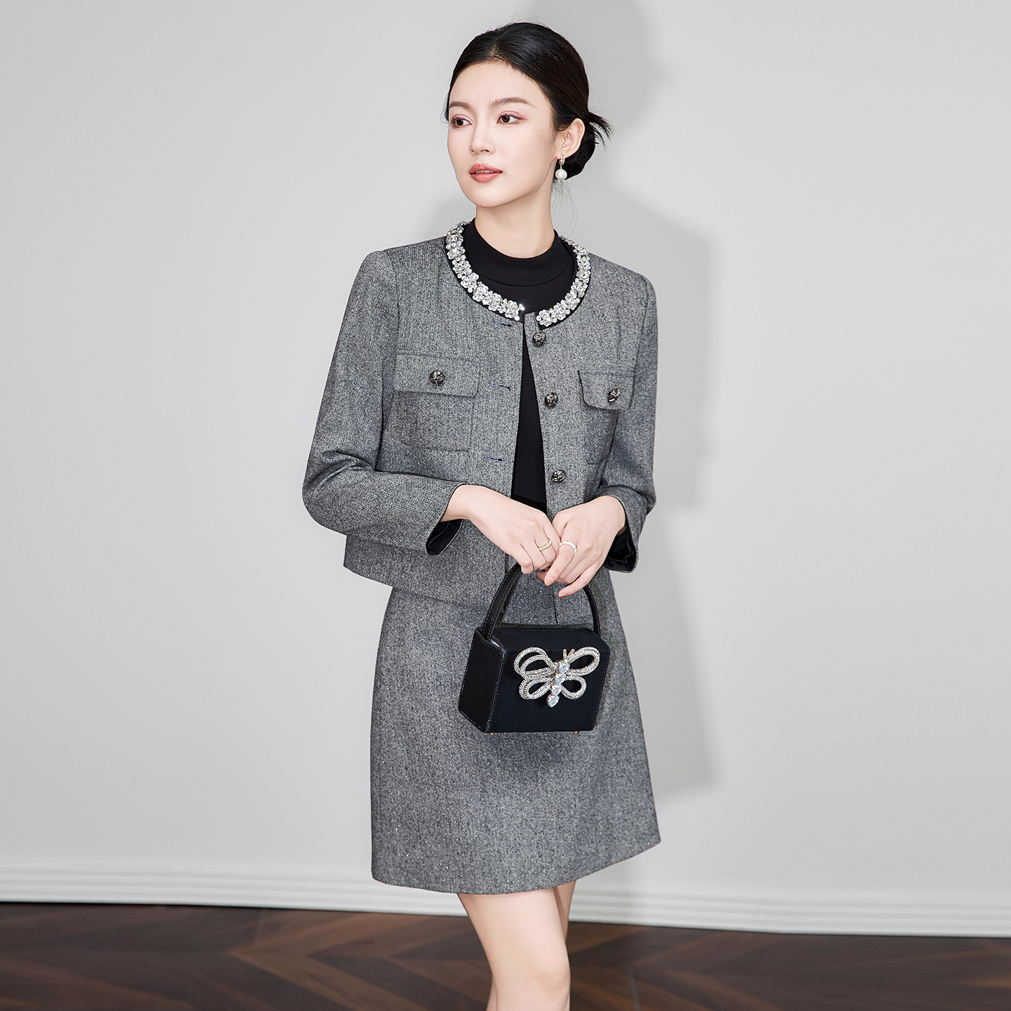 千金风格雷系羊毛领口重工亮片镶钻外套+A字短半裙套装