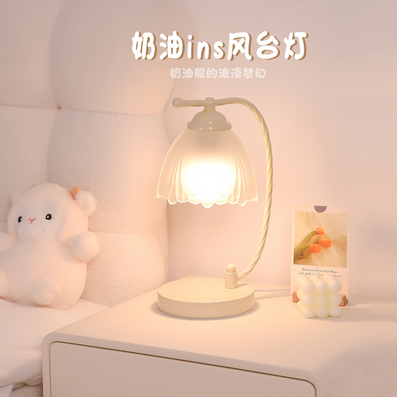 奶油风台灯卧室床头灯轻奢高级感2025年新款主卧浪漫小台灯氛围灯