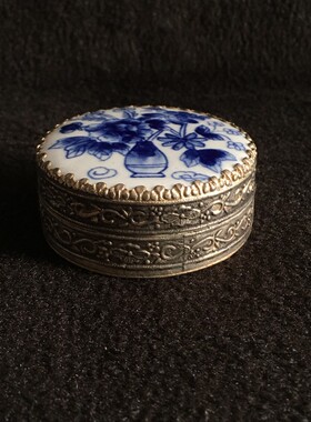 80年代白铜镀银镶嵌青花手绘蝶恋花老瓷片首饰盒印泥盒文玩收藏