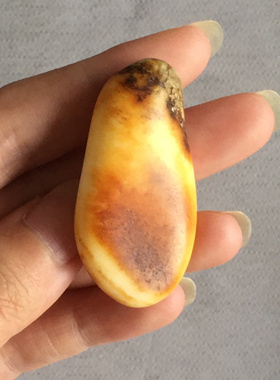 珍罕收藏级新疆和田玉红皮籽料，17.41克宽24.3高47.1厚10.1mm