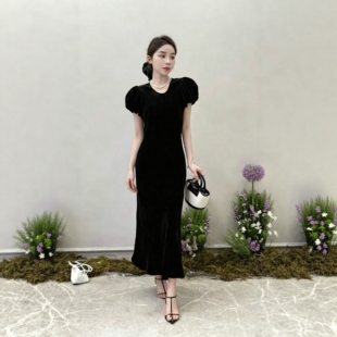 南油设计感简约风真丝丝绒斜裁修身显瘦立裁泡泡袖桑蚕丝连衣裙