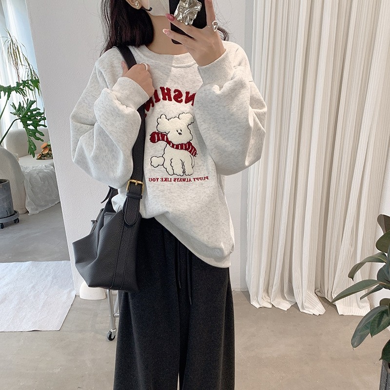 2025时尚卡通围巾小狗毛巾绣圆领加绒加厚长袖宽松套头可爱卫衣女